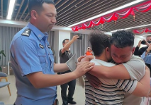 男子寻亲32年,母亲节前夕终与母亲团圆_现代网新闻频道