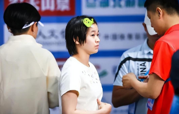 全红婵现身武汉回应伤情:脚腕旧伤复发,穿拖鞋只为缓解疼痛_现代网新闻频道