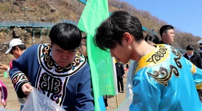 黑龙江同江：46万尾大麻哈鱼苗投放中俄界江_现代网新闻频道