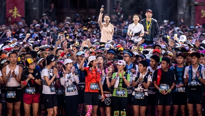 “名额5分钟抢完”，一场花费可达万元！越野赛为何火热？_现代网新闻频道