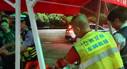 50名乘客滞留高速 江西高速管理部门暖心护航_现代网新闻频道