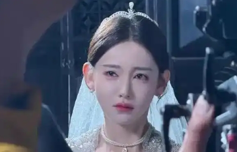 “短剧女王”深夜致歉:流量狂欢背后的行业阵痛与自我救赎_现代网新闻频道