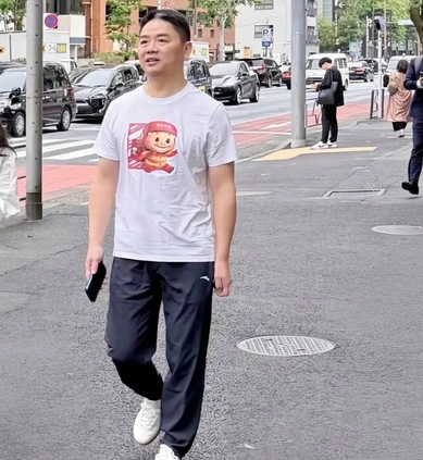 刘强东穿猪猪侠衣服日本被偶遇:商业大佬的“萌系外交”与流量密码_现代网新闻频道