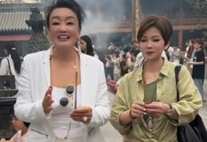 张兰携亲家为儿女祈福,传统仪式传递家庭温情_现代网新闻频道