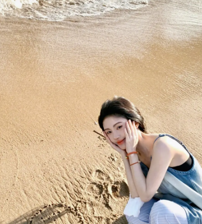 鞠婧祎海边甜笑美照曝光 少女感造型_现代网新闻频道