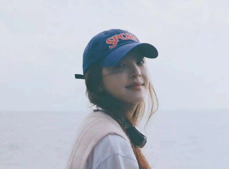 章若楠机场街拍青春风潮:白T+鸭舌帽穿搭_现代网新闻频道