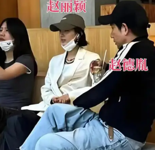 赵德胤牵赵丽颖儿子外出引热议,神秘关系浮出水面_现代网新闻频道