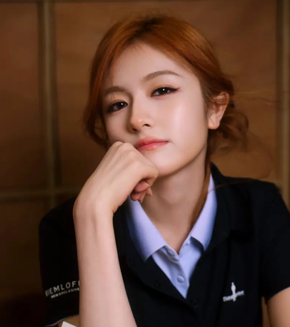 李兰迪橘发丸子头造型惊艳,展现青春活力_现代网新闻频道