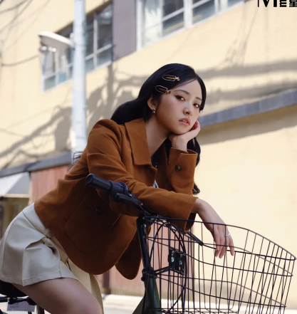 沈月骑单车游逛街头,青春活力引粉丝热议_现代网新闻频道