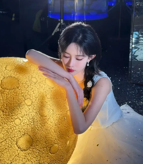 孟子义素色裙亮相,化身白月光引关注_现代网新闻频道