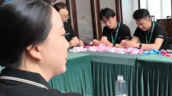 洛阳“飞天仙女”景区全员搓花瓣，打造梦幻仙境引游客驻足_现代网新闻频道