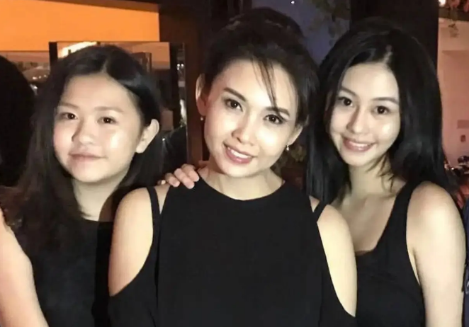 邱淑贞三个女儿美貌惊艳_现代网新闻频道