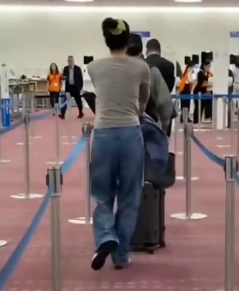 王菲谢霆锋现身机场,疑似外出旅行引关注_现代网新闻频道