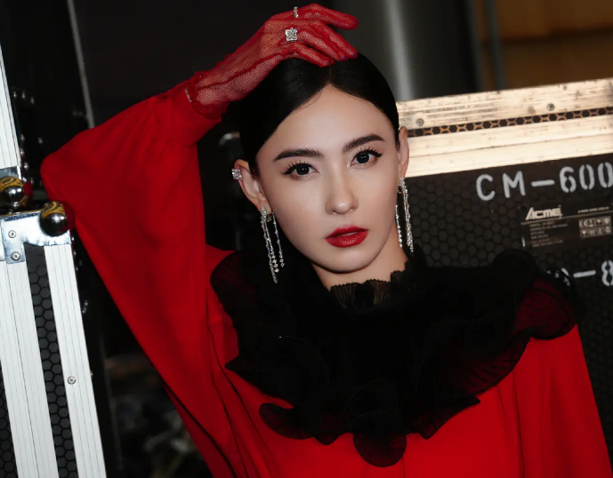 张柏芝大红色连衣裙惊艳亮相,成熟贵气尽显_现代网新闻频道