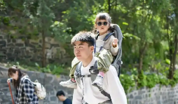 泰山陪爬小伙“五一”大丰收：用脚步丈量出的财富与成长_现代网新闻频道