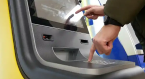 ATM机数量锐减至80万台，移动支付时代下的“现金困境”_现代网新闻频道