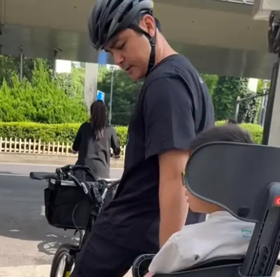 明道接儿子放学显温馨,展现父爱如山_现代网新闻频道