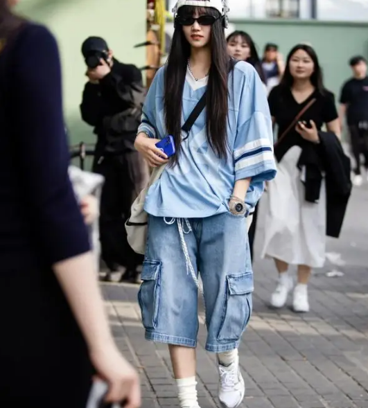 短上衣+阔腿裤：夏日时尚新宠再度来袭_现代网新闻频道