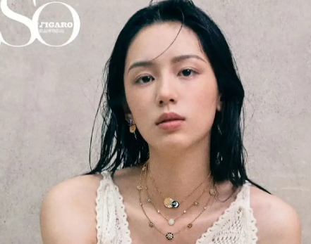 周也湿发造型登封面,演绎夏日清爽度假风尚_现代网新闻频道