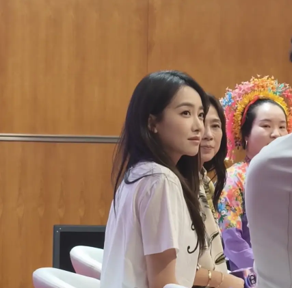 宋茜穿白T配牛仔裤现身高校讲座,亲和力十足获学子追捧_现代网新闻频道