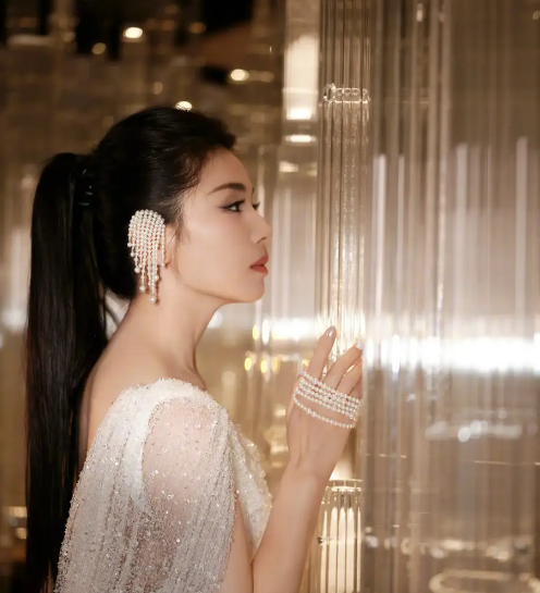 刘涛披肩礼服配瀑布耳环亮相红毯_现代网新闻频道