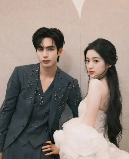 宋威龙包上恩西装礼服合照剧宣,俊男靓女同框太养眼_现代网新闻频道