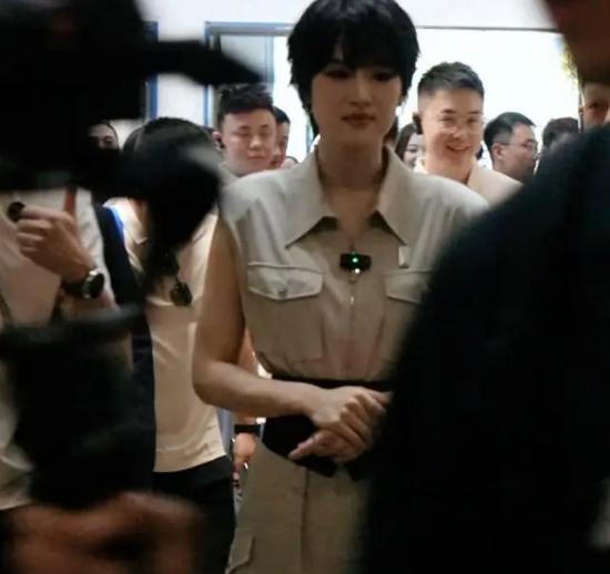 姚安娜穿工装下工厂：体验打工人生活，代言人身份引关注_现代网新闻频道