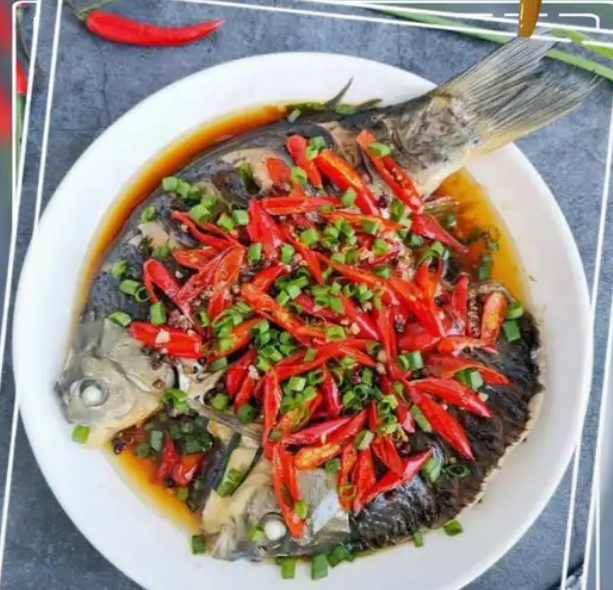 香辣鲫鱼：热辣风情下的餐桌主角，是凉是热有讲究_现代网新闻频道
