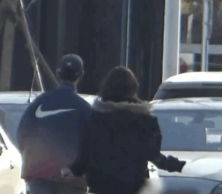 19岁荣梓杉恋情疑曝光,街头互动引热议_现代网新闻频道