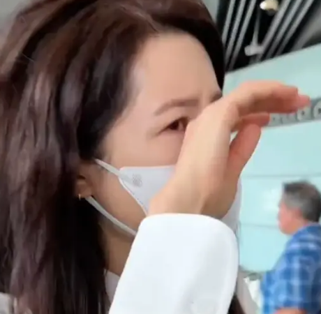 曾黎被粉丝接机当场落泪_现代网新闻频道