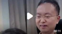 温情！蔡磊用眼控仪打字与儿子互动_现代网新闻频道