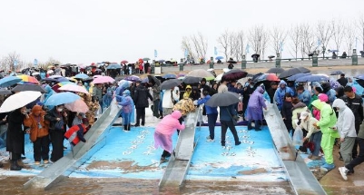 39.2万尾大马哈鱼苗在东极抚远“游”进黑龙江_现代网新闻频道