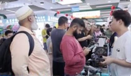 旅游+购物 外国人提着行李箱来“扫货”_现代网新闻频道