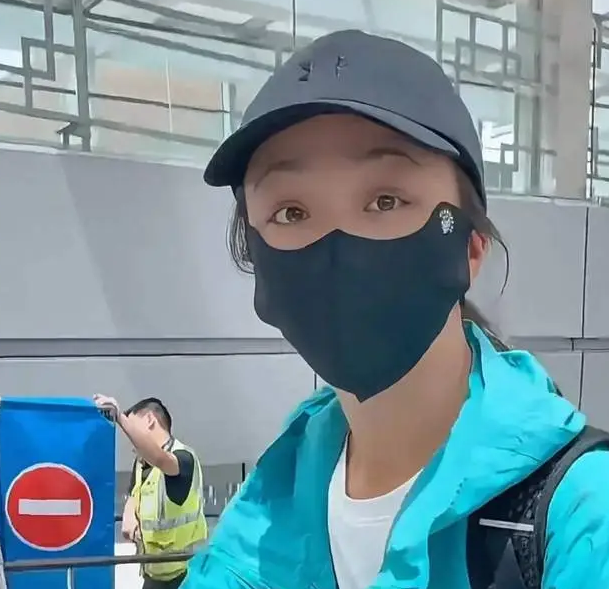 汤唯一家三口机场被偶遇_现代网新闻频道