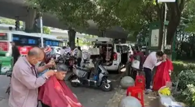 武汉“5元理发街”走红:实惠与温情并存_现代网新闻频道