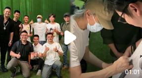 周星驰《女足》片场照曝光 疲态尽显仍坚持创作_现代网新闻频道