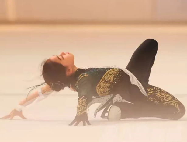 王铮亮女儿花样滑冰夺冠,展现非凡天赋与努力_现代网新闻频道