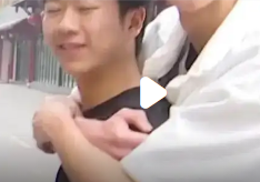 重庆兄弟情深:弟弟背残疾哥哥进考场,承诺“背你进大学”_现代网新闻频道