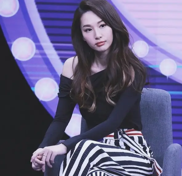 徐子珊退圈后现身欧洲美术馆_现代网新闻频道