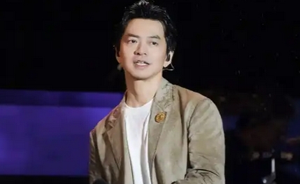 李健演唱会遇暴雨全程不打伞,奏响音乐与热爱的和弦_现代网新闻频道