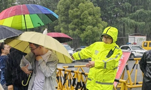 上海公安出动5000名安保力量为6万考生护航_现代网新闻频道