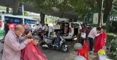 武汉“5元理发街”走红,平价理发受热捧_现代网新闻频道