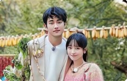 澳门街头偶遇金莎孙丞潇牵手,甜蜜互动引路人侧目_现代网新闻频道