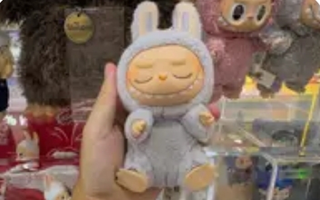 终于知道Labubu长得像谁了!北欧精灵与潮玩美学的跨次元碰撞_现代网新闻频道