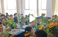幼儿园萌娃送向日葵,为高考生加油鼓劲_现代网新闻频道