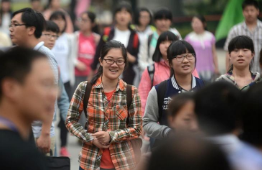 海口单颗荔枝王拍卖出6.8万元高价 创国内荔枝拍卖新纪录_现代网新闻频道