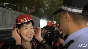 阿姨静音版广场舞护航高考:无声的体贴温暖城市_现代网新闻频道