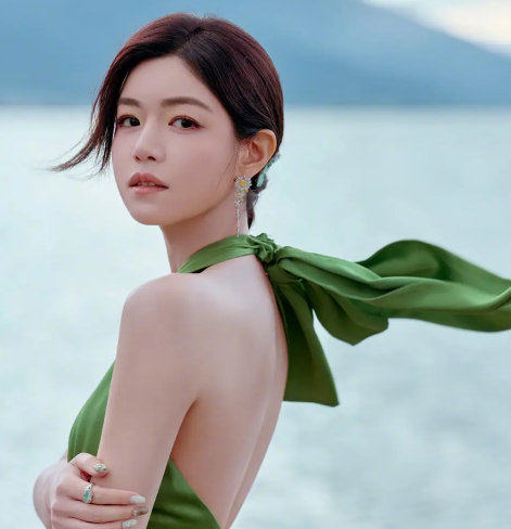陈妍希洱海边漫步拍美照_现代网新闻频道